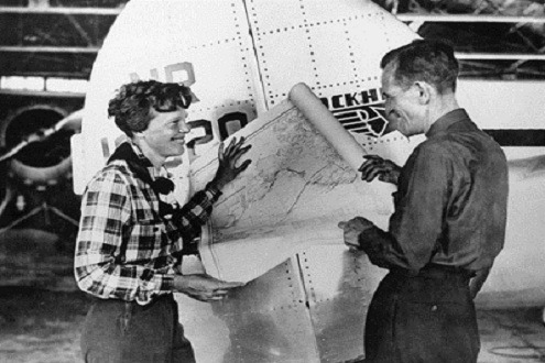 Amelia và Fred Noonan bên chiếc bản đồ lộ trình chuyến bay