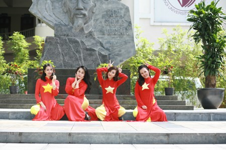 Nu sinh mac ao dai co do sao vang chup anh ky yeu