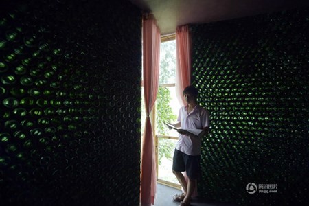 TQ: Chang trai xay van phong tu 8.500 vo chai bia