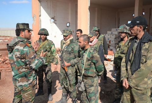 
Trong tháng 10 vừa qua, các lực lượng chính phủ Syria cùng với sự trợ giúp của các chiến binh ủng hộ ông Assad đã giải phóng được 50 ngôi làng ở đông nam tỉnh Aleppo. Trong ảnh: Sư đoàn số 18 thảo luận chiến lược tại căn cứ gần Palmyra.
