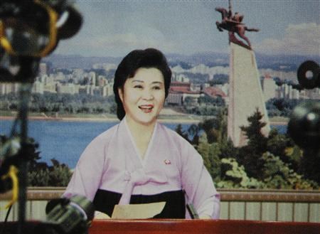 Phát thanh viên Ri Chun-hee và kiểu tóc thường thấy của các phát thanh viên Triều Tiên. (Ảnh: Reuter)