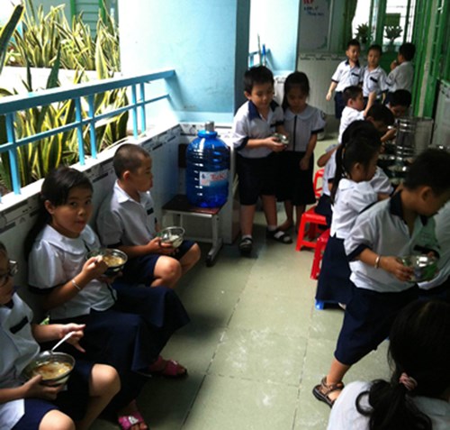 
Học sinh uống nước đóng bình tại một trường tiểu học. Ảnh: Nguyễn Dũng
