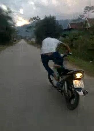 
Cuối video, người thanh niên làm xiếc trên yên xe máy bị ngã xe.
