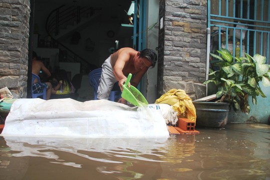 Đến chiều nay, ông Trần Thanh Tâm Bửu Ngọc (chủ số nhà 25/51/12 đường số 6, khu phố 6, phường Hiệp Bình Phước) vẫn phải hì hục tát nước. Trước đó, cả đêm 23-10, gia đình ông Ngọc đã phải thức trắng để bơm nước ra ngoài