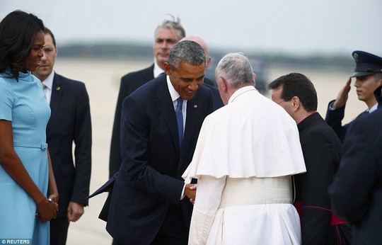 Tổng thống Mỹ Obama và Giáo Hoàng Francis bắt tay. Ảnh: Reuters