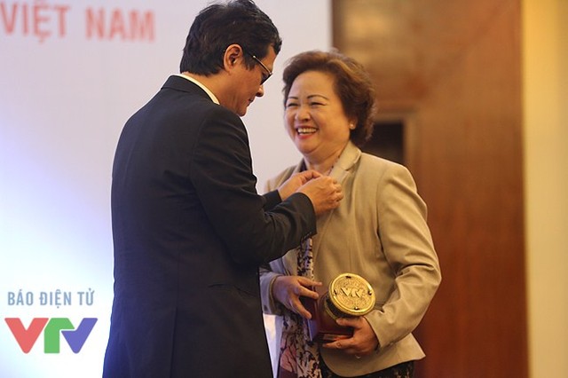 Tổng Giám đốc Trần Bình Minh cài huy hiệu VTV cho bà Nguyễn Thị Nga - Chủ tịch tập đoàn BRG.