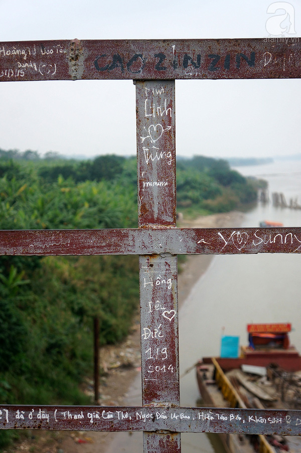 
Việc check-in tình yêu trên cầu Long Biên của những bạn trẻ đã khiến cây cầu trở nên lem luốc.
