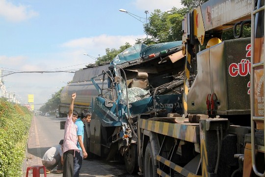 Tài xế xe bồn thoát chết hy hữu