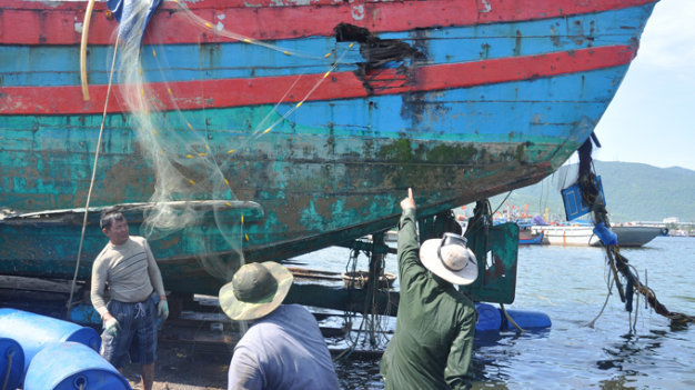
Tàu ĐNa-90152 với vết đâm chí mạng khiến tàu bị chìm và 10 ngư dân suýt bỏ mạng khi đánh cá tại vùng biển Hoàng Sa của Việt Nam - Ảnh: Tấn Vũ, chụp tháng 6-2014 khi trục vớt tàu
