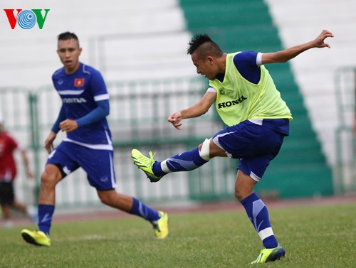Hậu vệ Việt kiều Michal Nguyễn (trái) đang tích cực ghi điểm trong mắt HLV Miura.