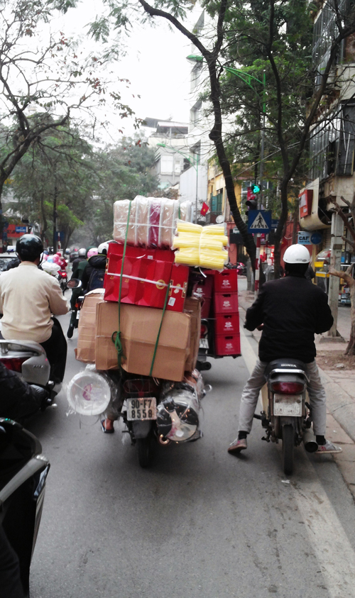 vovgiaothong_Nguy hiểm những “siêu xe” chở hàng như làm xiếc giữa lòng thủ đô