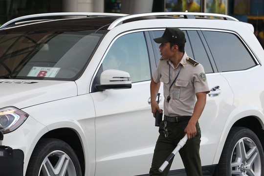 
Theo đó, từ ngày 18-11, tổ công tác gồm CSGT, Thanh tra giao thông, An ninh sân bay, Kiểm soát quân sự, Công an quận Tân Bình, Cảnh sát phản ứng nhanh.... đã cùng phối hợp kiểm tra, kiểm soát trước nhà ga quốc nội.
