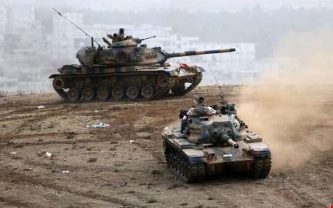 
 Hành động đưa xe tăng và binh sĩ sang Iraq của Thổ Nhĩ Kỳ được cho là nhằm đẩy căng thẳng Nga- Thổ Nhĩ Kỳ đến mức không thể chấp nhận được để Thổ Nhĩ Kỳ nhân đó tìm cách chặn đường tàu Hải quân Nga đi qua eo biển nước này đến Syria. Ảnh AP
