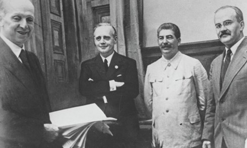 
 Từ phải qua trái: Ngoại trưởng Liên Xô Molotov, lãnh tụ Liên Xô Stalin, và Ngoại trưởng Đức Quốc xã Ribbentrop tạo dáng chụp ảnh sau khi ký kết Hiệp ước Xô-Đức không xâm lược lẫn nhau. Ảnh: AP.
