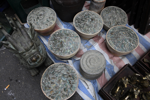 Chiêm ngưỡng dê đồng giá bạc triệu ở chợ đồ cổ Hà Nội - 10