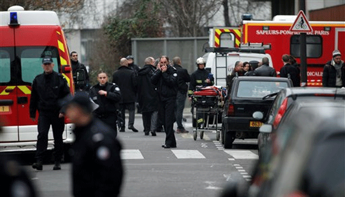 Cảnh sát Pháp đã cho phong tỏa hiện trường, đồng thời ra lệnh đóng cửa trường học và các địa điểm công cộng tại Paris.