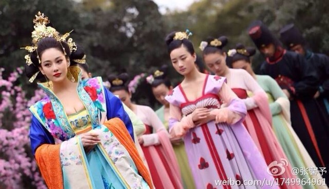 Mặc dù phục trang khá giống nhau nhưng có lẽ vẻ đẹp thon thả, sexy của Võ Tắc Thiên 2014 không phải là vẻ đẹp của phụ nữ thời Đường xưa.