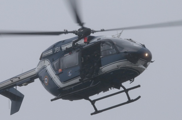 Chiếc trực thăng bay trên khu vực nhà máy in mà đặc nhiệm đang tấn công.