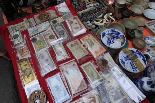 Chiêm ngưỡng dê đồng giá bạc triệu ở chợ đồ cổ Hà Nội - 11