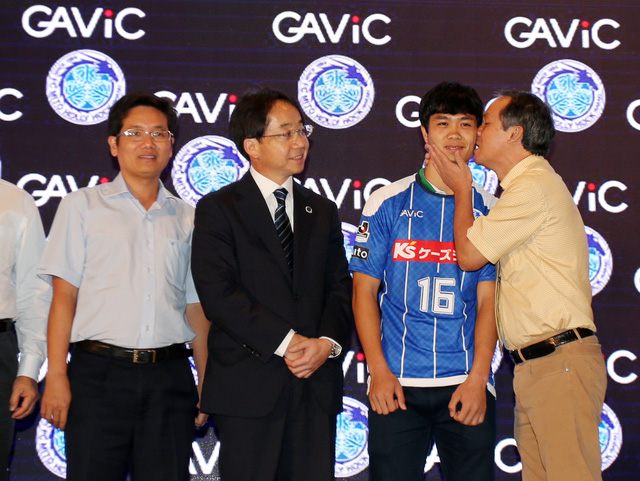 Đích thân chủ tịch CLB Myto Hollyhock sang Việt Nam để hoàn tất bản hợp đồng với Công Phượng.