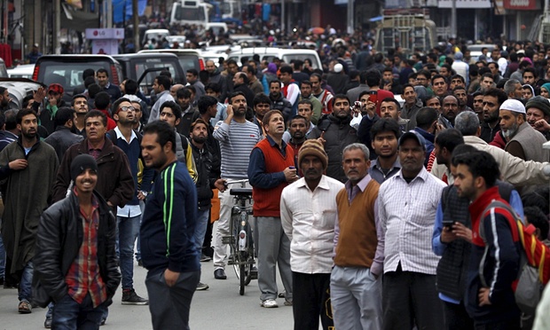 
Người dân đứng trên đường phố ở Srinagar, Ấn Độ sau khi các tòa nhà được sơ tán bởi chấn động từ trận động đất lan tới Pakistan, Afghanistan và Ấn Độ. Ảnh: Reuters.
