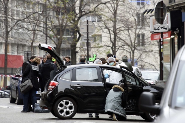 Cảnh sát Pháp và các chuyên gia đang khám nghiệm chiếc xe được những kẻ tấn công sử dụng.
