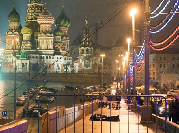 Hiện trường vụ ám sát chính trị gia Boris Nemtsov rạng sáng 28/2 ở ngay gần Điện Kremlin. Ảnh: Sputnik.