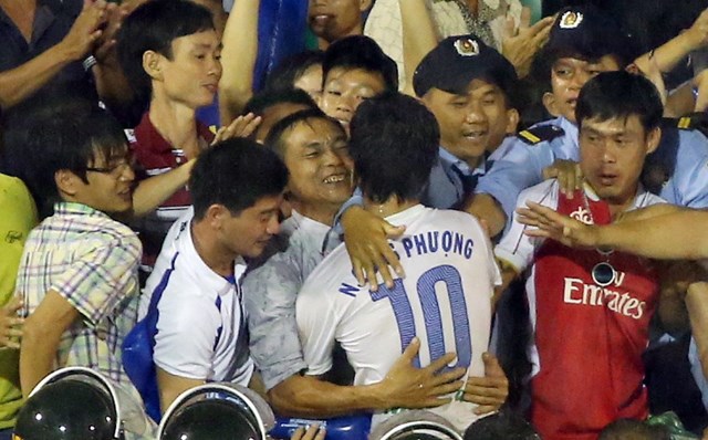 Hình ảnh Công Phượng ôm bố là một trong những khoảnh khắc đẹp nhất của bóng đá Việt Nam năm 2015.