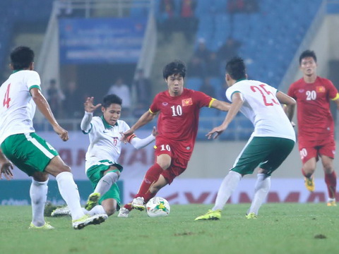 Evan Dimas bất lực ngăn cản pha đi bóng của Công Phượng trong trận giao hữu U23 Việt Nam - U23 Indonesia được tổ chức hồi tháng 3 trên sân Mỹ Đình. Ảnh: Thể thao & Văn hóa