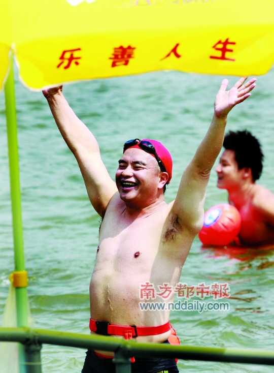 
Vạn Khánh Lương từng được tung hô như một ngôi sao thể thao của tỉnh Quảng Đông về khả năng bơi lội và đá bóng
