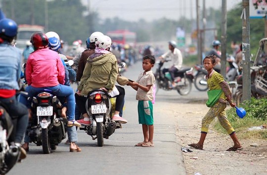Trẻ không biết tiếng Việt bị chăn dắt trên Quốc lộ 1