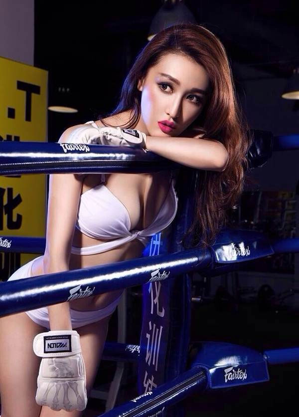 Hot girl lai khoe vẻ đẹp nóng bỏng với boxing