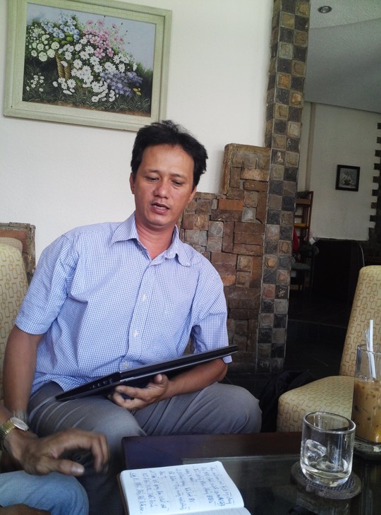 Ông Nguyễn Quốc Thịnh, trưởng nhóm Cascadeur Quốc Thịnh trao đổi với báo chí