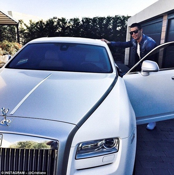 Ronaldo sành điệu bên chiếc Roll-Royce Ghost sang trọng của mình.