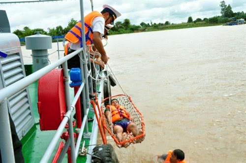 
Bộ cáng cứu nạn được sử dụng là sáng kiến của cán bộ, chiến sĩ trong đơn vị và hiện nay đang phát huy hiệu quả tích cực trong cứu vớt người đuối nước.
