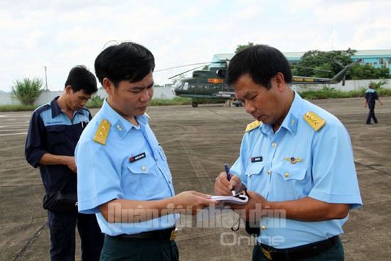 
Đại tá, phi công cấp 1 Đàm Văn Toản, Chính ủy Trung đoàn không quân 916 (bên phải), kiểm tra công tác chuẩn bị trước ban bay.
