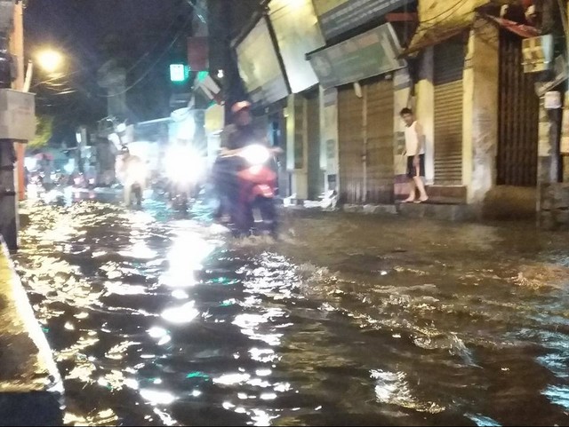 Trận mưa lớn chiều ngày 31/5 khiến nhiều tuyến phố ở Hà Nội bị ngập trong nước