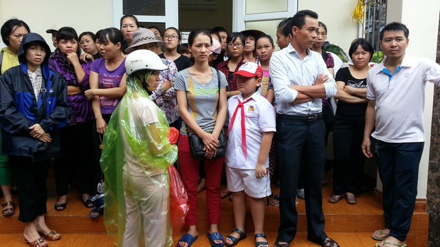 Rất đông học sinh cùng lớp với cháu Cao Xuân Việt đến viếng bạn và người thân của bạn.
