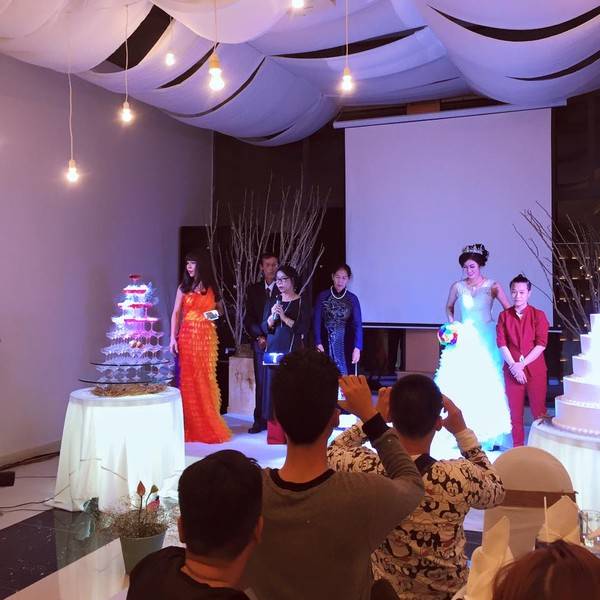 Chị Nguyệt thay mặt họ nhà trai gửi lời cảm ơn đến đông đảo khách mời đến tham dự lễ cưới của con chị.
