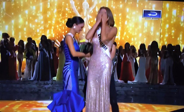 
Miss Colombia òa khóc bên cạnh Miss Philippines khi được xướng tên
