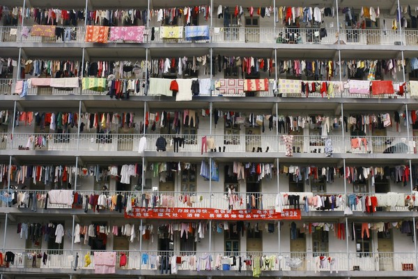 
Quần áo phơi đầy ban công khu nhà ở của sinh viên tại thành phố Vũ Hán, tỉnh Hồ Bắc.
