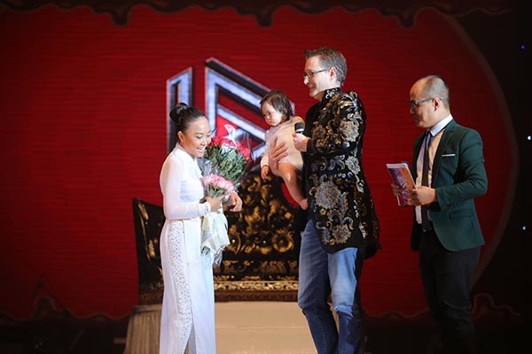 Ở gần cuối chương trình, ông xã và con gái Đoan Trang bất ngờ xuất hiện trên sân khấu.