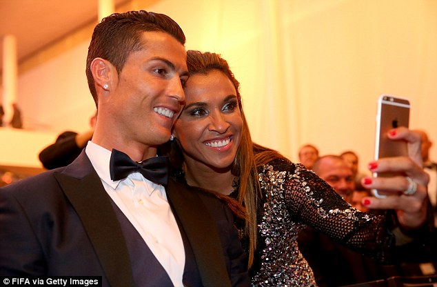 Cris Ronaldo chụp ảnh &quot;tự sướng&quot; với nữ cầu thủ Marta