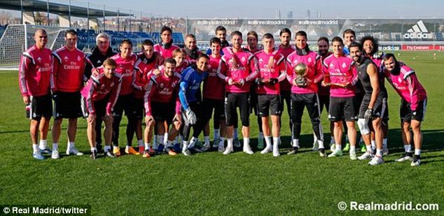 Toàn đội Real chụp chung với các cầu thủ vừa đoạt giải tại Gala QVF FIFA 2014
