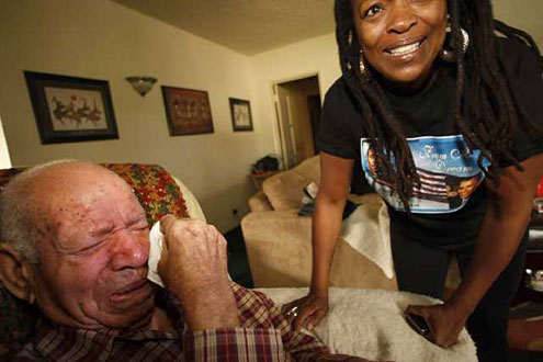 Cụ ông Herbert Bridges, 94 tuổi, khóc khi theo dõi lễ nhậm chức của Tổng thống Obama qua truyền hình.
