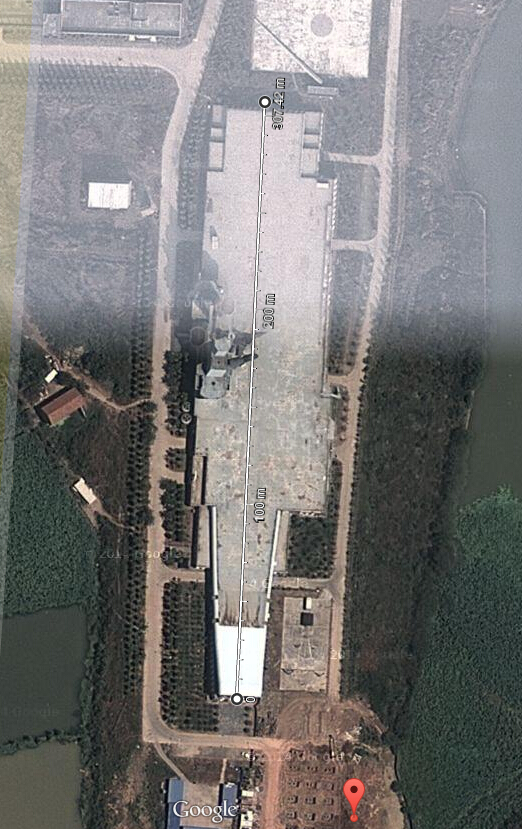 Cận cảnh mô hình nổi của tàu sân bay. Rất có thể đây là nguyên mẫu cho tàu sân bay nội địa tương lai của Trung Quốc.