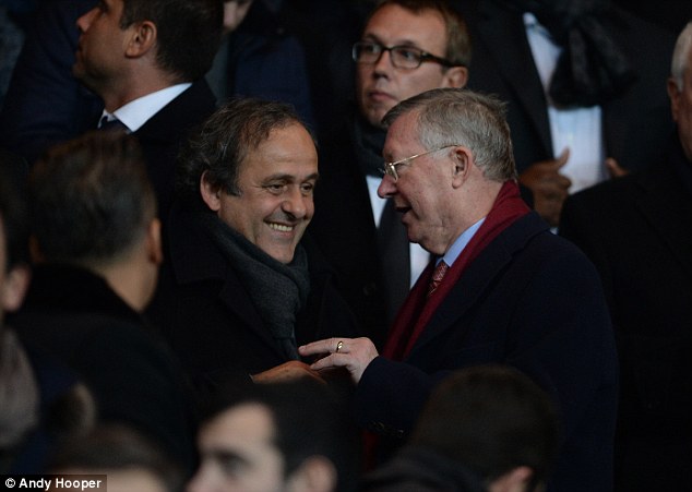 Sir Alex chào hỏi Chủ tịch UEFA - Michel Platini