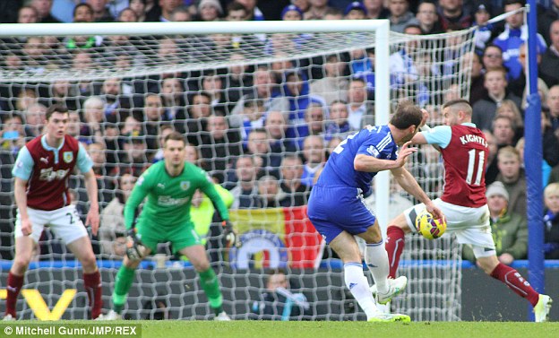 Hậu vệ Burnley dùng tay cản cú sút của Chelsea