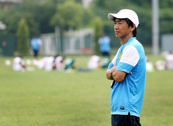 Nhìn vào thực trạng bóng đá Việt Nam, ông Miura đúng là nên cân nhắc giữa ĐTQG hay HAGL!