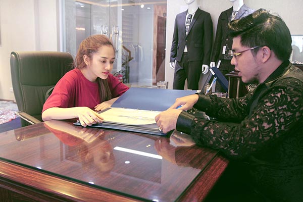 Được biết, trước khi liveshow 5 diễn ra, Bảo Anh đã đến gặp gỡ với NTK Lê Long Dũng - người chuyên thiết kế trang phục dân tộc cho hoa hậu, người mẫu Việt đi thi quốc tế.